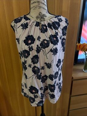 Sleeveless Floral Pleat-Neck Top - Pink & Black